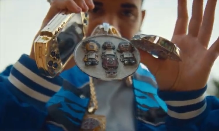 82D260DC F676 4F0D 90E3 0C898927E6BC min Drake Rocks Multiple Pharrell Chains In ‘Jumbotron Shit Poppin’ Video 